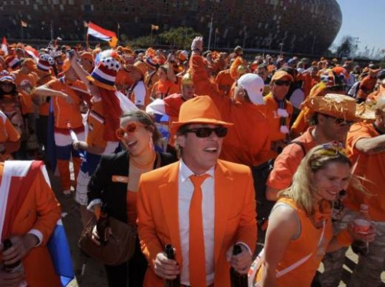 Fanele Olandei au fost scoase cu FORTA de pe stadion si amenintate cu inchisoarea! Vezi de ce:_8
