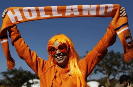 Fanele Olandei au fost scoase cu FORTA de pe stadion si amenintate cu inchisoarea! Vezi de ce:_9