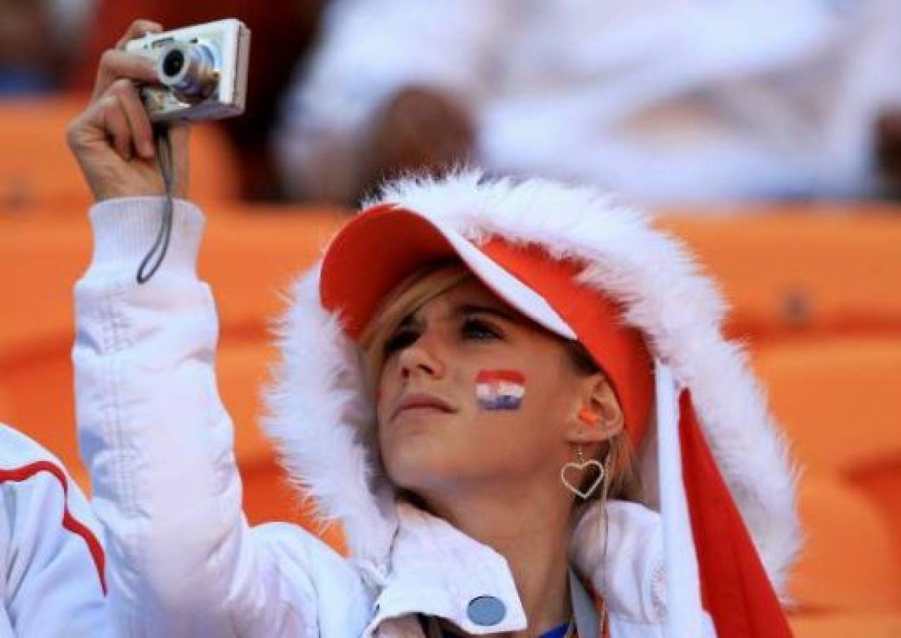 Fanele Olandei au fost scoase cu FORTA de pe stadion si amenintate cu inchisoarea! Vezi de ce:_12