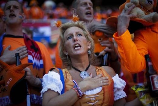 Fanele Olandei au fost scoase cu FORTA de pe stadion si amenintate cu inchisoarea! Vezi de ce:_18