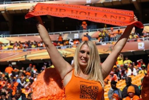 Fanele Olandei au fost scoase cu FORTA de pe stadion si amenintate cu inchisoarea! Vezi de ce:_30