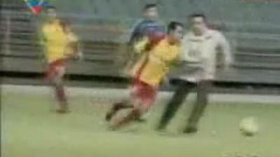 VIDEO / Hugo Chavez s-a apucat de fotbal si se compara cu Messi!