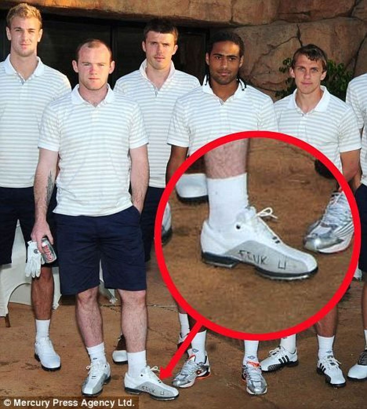 FOTO / Si-au batut joc de Rooney! Ce mesaj i-au scris colegii pe ghete cu pixul!_1