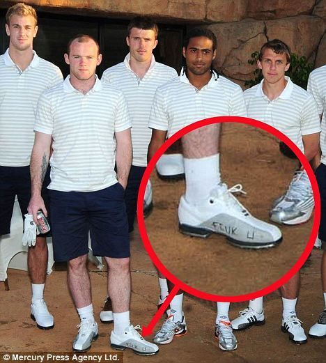 FOTO / Si-au batut joc de Rooney! Ce mesaj i-au scris colegii pe ghete cu pixul!_1