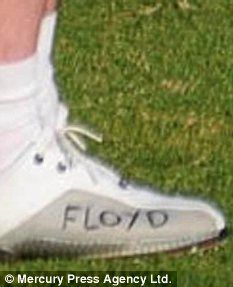 FOTO / Si-au batut joc de Rooney! Ce mesaj i-au scris colegii pe ghete cu pixul!_2