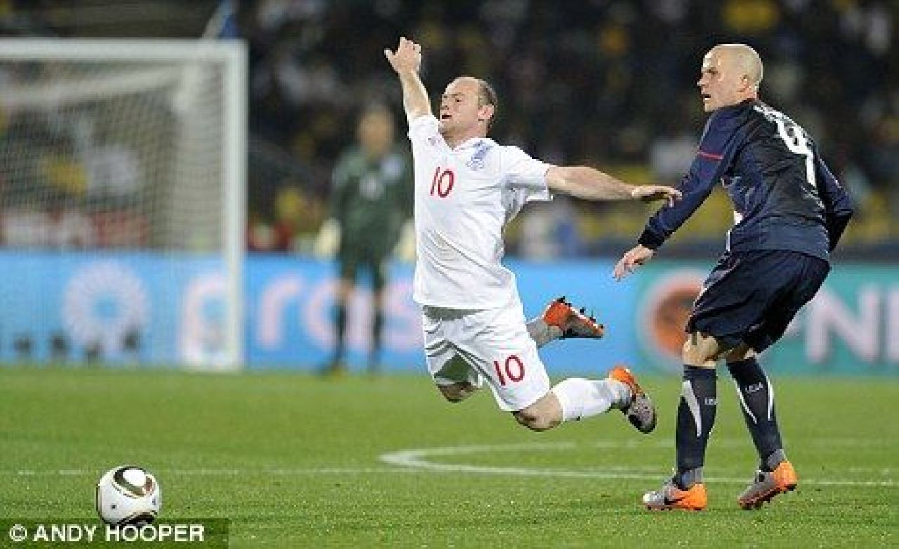 FOTO / Si-au batut joc de Rooney! Ce mesaj i-au scris colegii pe ghete cu pixul!_4