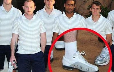 FOTO / Si-au batut joc de Rooney! Ce mesaj i-au scris colegii pe ghete cu pixul!_5