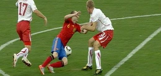 Spaniolii pun tunurile pe arbitru: