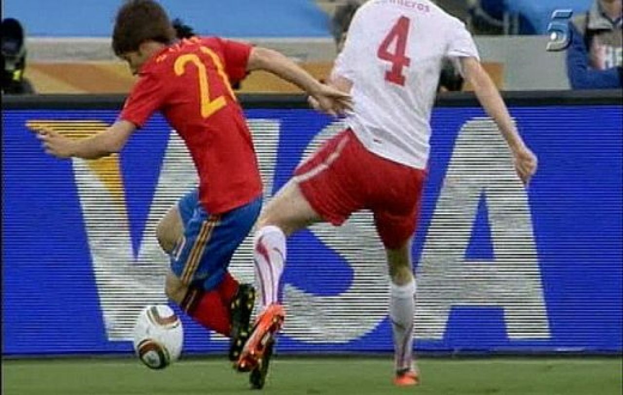 Spaniolii pun tunurile pe arbitru: