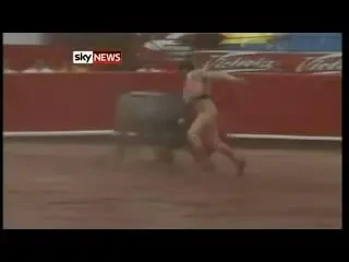 Un toreador a fost ARESTAT pentru ca era fricos! Vezi cum fuge de taur :))