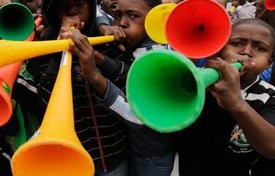 6 moduri de folosi altfel vuvuzela! 0,24 de euro costa o vuvuzela in China! Cati bani fac chinezii: