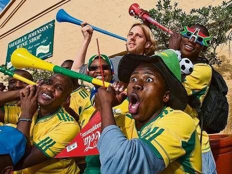 6 moduri de folosi altfel vuvuzela! 0,24 de euro costa o vuvuzela in China! Cati bani fac chinezii:_3