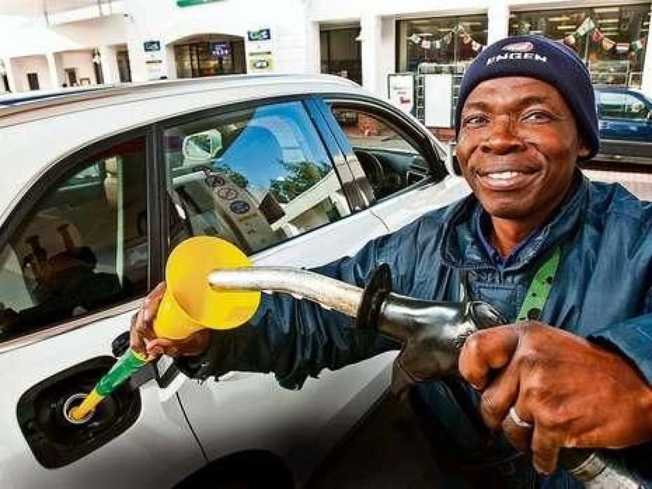 6 moduri de folosi altfel vuvuzela! 0,24 de euro costa o vuvuzela in China! Cati bani fac chinezii:_4