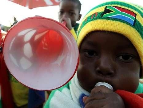 6 moduri de folosi altfel vuvuzela! 0,24 de euro costa o vuvuzela in China! Cati bani fac chinezii:_8