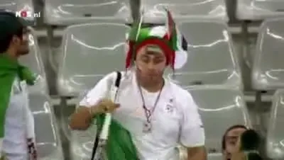 VIDEO / A suflat in vuvuzela unde nu trebuie si si-a luat-o pe coaja! Vezi super faza intre doi algerieni :))