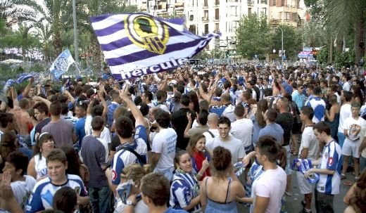 Danciulescu a promovat ca golgeter in Primera! Va da de Messi si Cristiano Ronaldo la anul! Trimite-i mesajul tau!_15