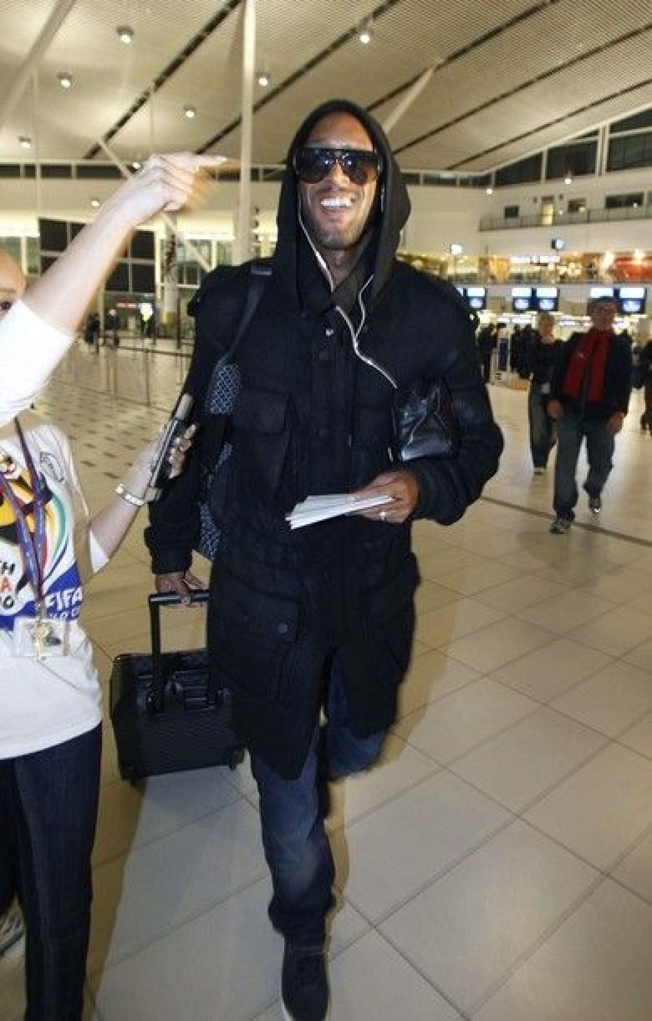FOTO: Anelka a ajuns la Londra! Vezi ce spune Drogba despre excluderea colegului sau!_6