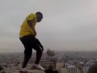 INCREDIBIL! Jongleaza intr-un picior la 70 m inaltime!