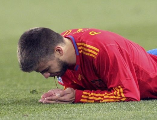 Pique arata ca dupa o runda cu Oscar de la Hoya: era sa-si piarda dintii!_2