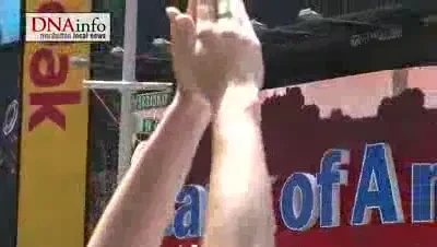 Liniste si pace! 5000 de yoghini au umplut Times Square!