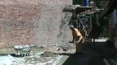 Aruncatul lopetii cu ciment, sportul national in Africa de Sud! Asa au construit si stadioanele?