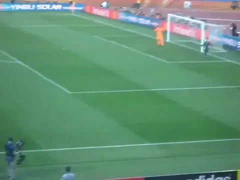 VIDEO Un mexican a intrat pe teren la meciul cu Uruguay! Vezi cum a fost placat de stewarzi!