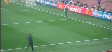 VIDEO Un mexican a intrat pe teren la meciul cu Uruguay! Vezi cum a fost placat de stewarzi!