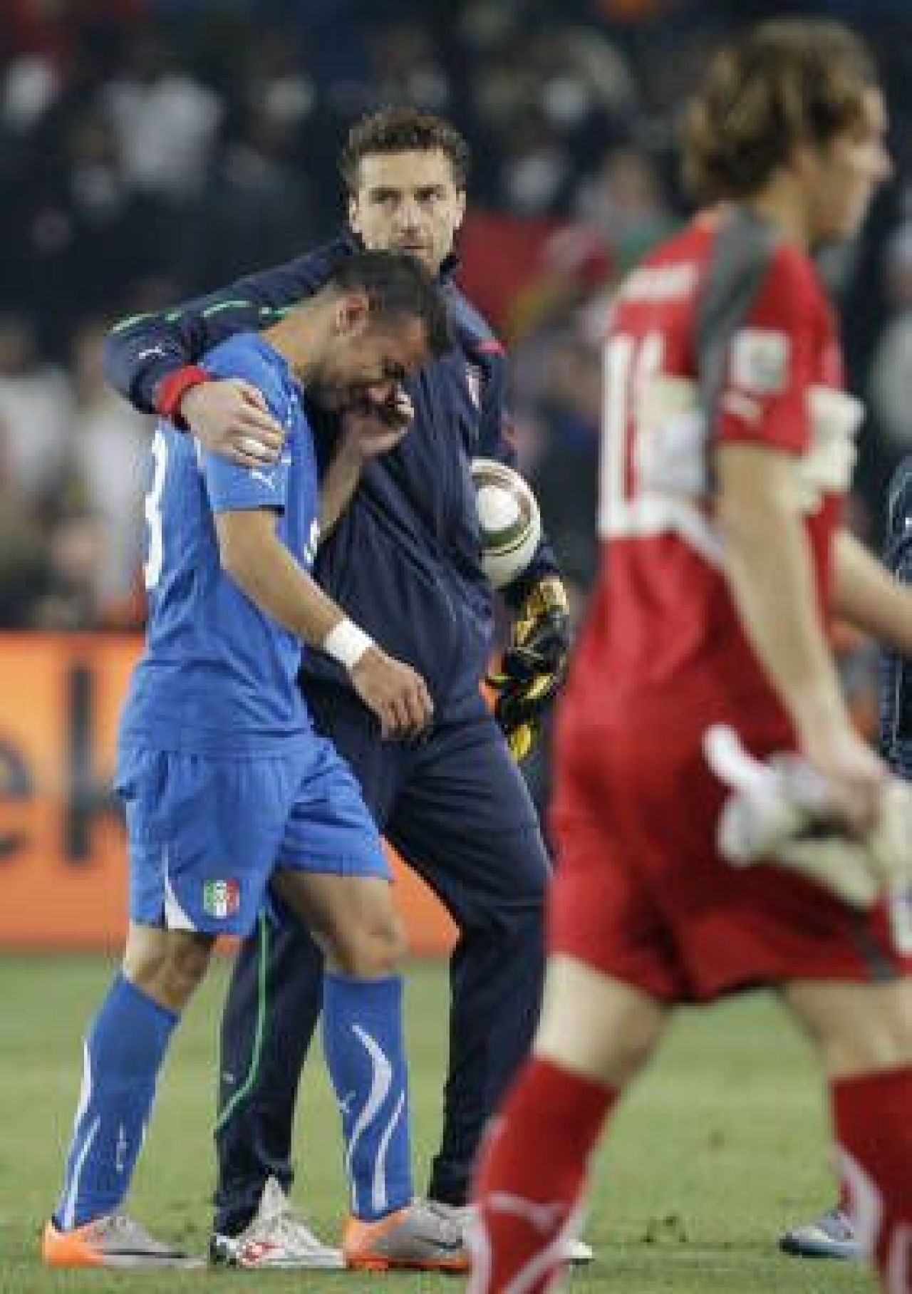 FOTO / Cum a PLANS Quagliarella dupa ce a fost eliminat de la Mondial! Nu mai voia sa plece de pe teren:_9