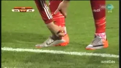 VIDEO / Ce superstitie crezi ca are Bendtner? Si-a colorat jambierele cu o carioca: