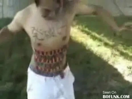 VIDEO! Ce fani NEBUNI are Japonia la Mondial! Ultimul Samurai - isi leaga petarde de burta si le da foc