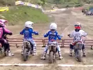 IREAL! Mai tare decat CRAZY FROG! Vezi cum face pustiul asta pe motocicleta! VIDEO