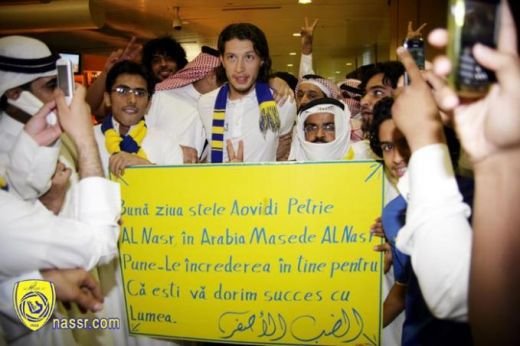SUPER FOTO: Mesajul care l-a blocat pe Ovidiu Petre la arabi! Ce au vrut sa scrie pe placuta? :))