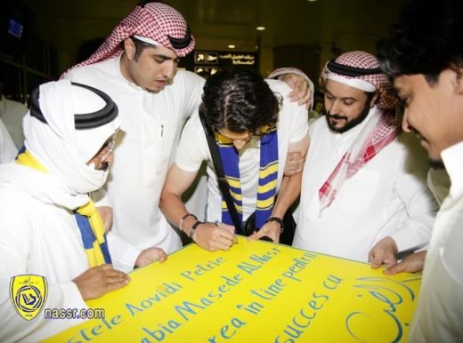 SUPER FOTO: Mesajul care l-a blocat pe Ovidiu Petre la arabi! Ce au vrut sa scrie pe placuta? :))_2