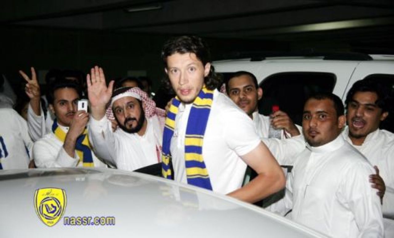 SUPER FOTO: Mesajul care l-a blocat pe Ovidiu Petre la arabi! Ce au vrut sa scrie pe placuta? :))_3