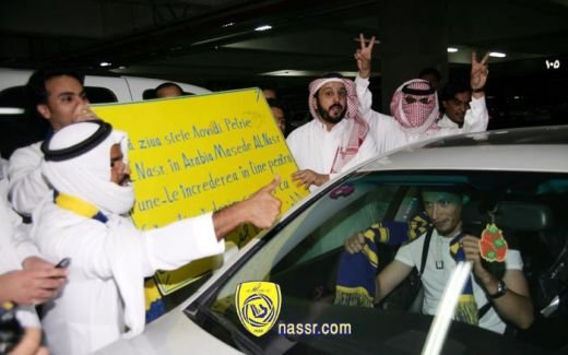 SUPER FOTO: Mesajul care l-a blocat pe Ovidiu Petre la arabi! Ce au vrut sa scrie pe placuta? :))_4