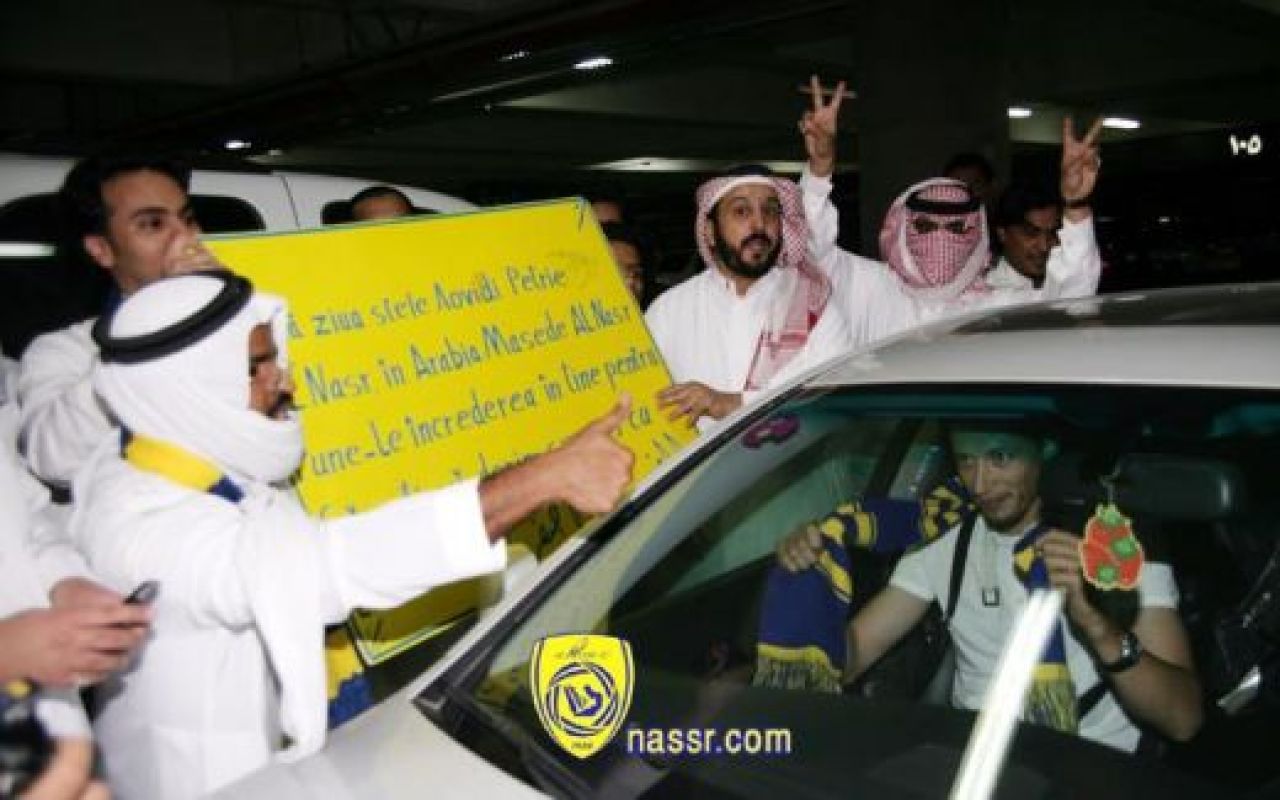 SUPER FOTO: Mesajul care l-a blocat pe Ovidiu Petre la arabi! Ce au vrut sa scrie pe placuta? :))_4