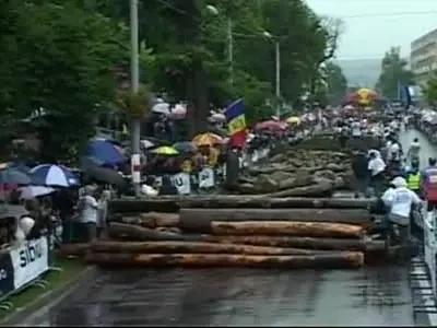 O femeie a facut senzatie in prima zi la cel mai periculos turneu de motociclism!