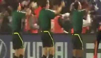 PREA TARE! Nota 10 pentru stilul sincron la arbitraj! E incalzire sau dans?