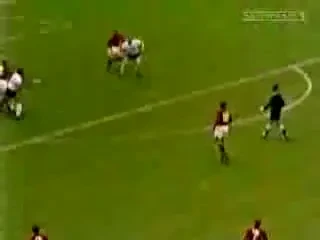 He s coming! Cantecul cu care&nbsp; englezii ii scot din minti pe germani: Two World Wars, one World Cup.