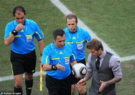 Englezii sar pe arbitru! 