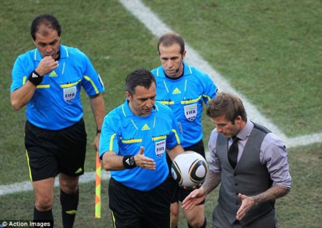 Englezii sar pe arbitru!
