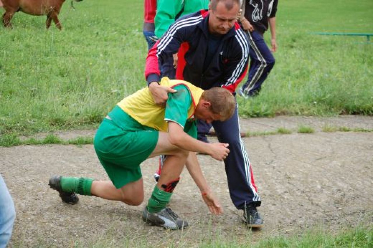 FOTO SOC Jucator din liga a patra, batut cu bestialitate de un suporter!_3