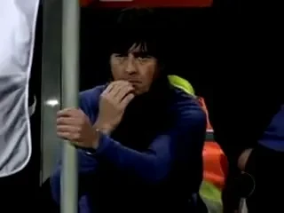 VIDEO / Ce facea Low pe banca la Anglia - Germania! Lua... pranzul :))