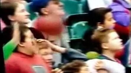 DOARE! Un suporter a fost facut KO de o minge in fata! VIDEO