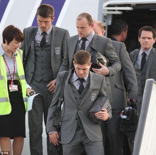 Anglia NU poate sa-l dea afara pe Capello! Ashley Cole se strica de ras la intoarcerea in tara:_3