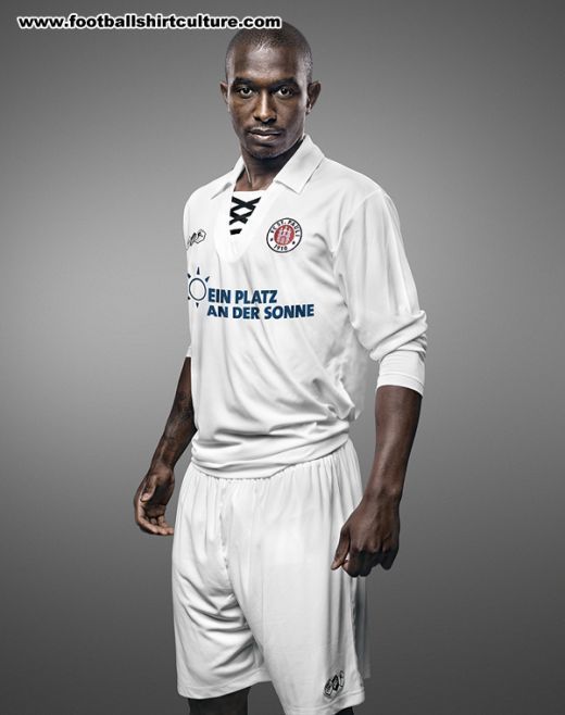 FOTO! Ce echipament si-a tras cel mai nebun club din Germania: cu Patron GAY, sex-shop pe tricouri si prezervative cu cap de mort!_2