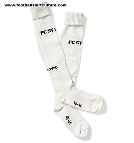 FOTO! Ce echipament si-a tras cel mai nebun club din Germania: cu Patron GAY, sex-shop pe tricouri si prezervative cu cap de mort!_5