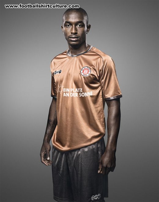 FOTO! Ce echipament si-a tras cel mai nebun club din Germania: cu Patron GAY, sex-shop pe tricouri si prezervative cu cap de mort!_6