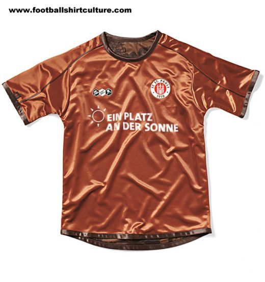 FOTO! Ce echipament si-a tras cel mai nebun club din Germania: cu Patron GAY, sex-shop pe tricouri si prezervative cu cap de mort!_7