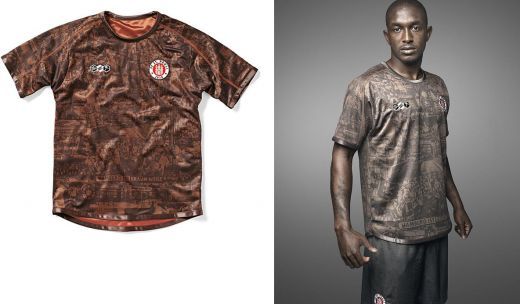 FOTO! Ce echipament si-a tras cel mai nebun club din Germania: cu Patron GAY, sex-shop pe tricouri si prezervative cu cap de mort!_14